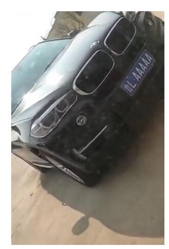 小伙悬挂鲁LAAAAA号牌上路炫耀 被拘留7日罚款两千