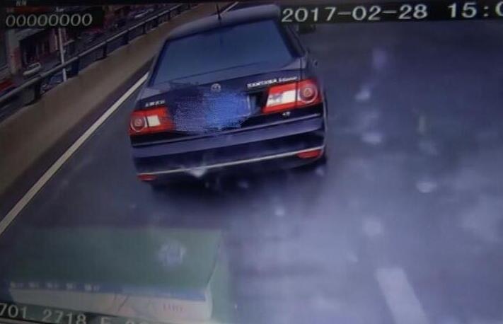 路遇救护车是否避让引关注 依法避让导致违规不必处罚