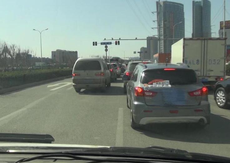 路遇救护车是否避让引关注 依法避让导致违规不必处罚