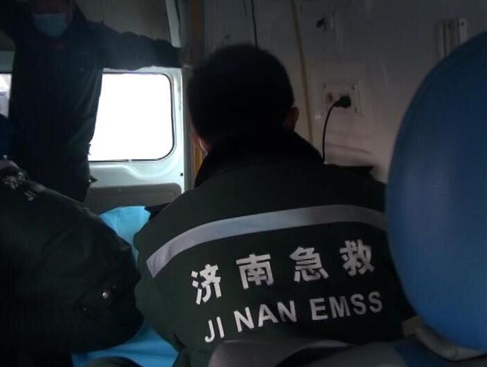 路遇救护车是否避让引关注：依法避让导致违规不必处罚