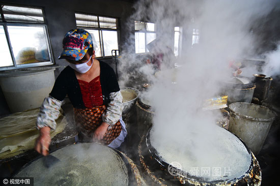 山东日照：农村巧妇每天烙1万张煎饼 每张赚1毛钱