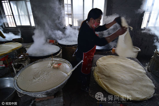 山东日照：农村巧妇每天烙1万张煎饼 每张赚1毛钱