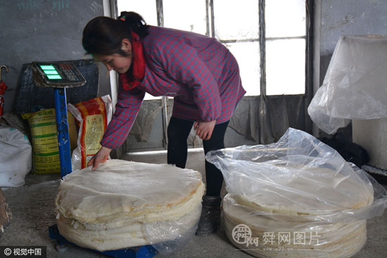 山东日照：农村巧妇每天烙1万张煎饼 每张赚1毛钱