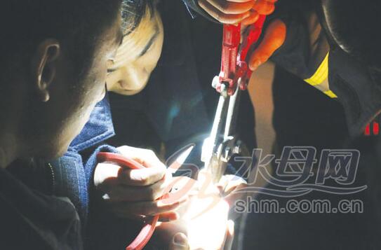 烟台十几岁男生为美观戴戒指 套在手指上无法取下