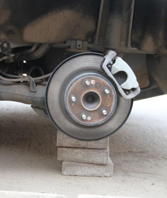 男子开着“砖车”偷40个汽车轮胎 有车主被他害惨