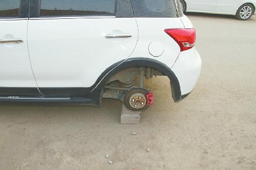 这贼真损！一个月偷走40个车轱辘 卸走后还用砖头垫上