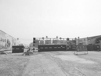 济南华山西路被封 华山珑城小区正在装修的业主急得不轻