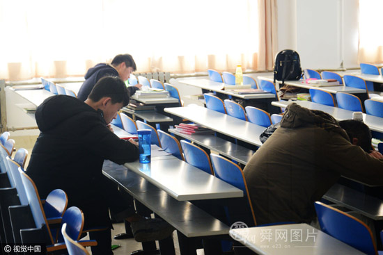 青岛高校考研生掀起占座热潮 自习室内“一座难求”