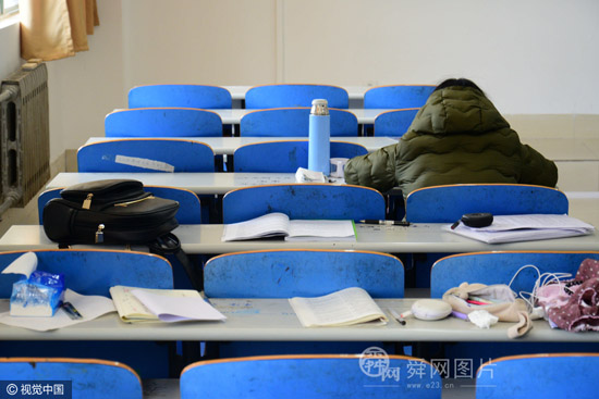 青岛高校考研生掀起占座热潮 自习室内“一座难求”