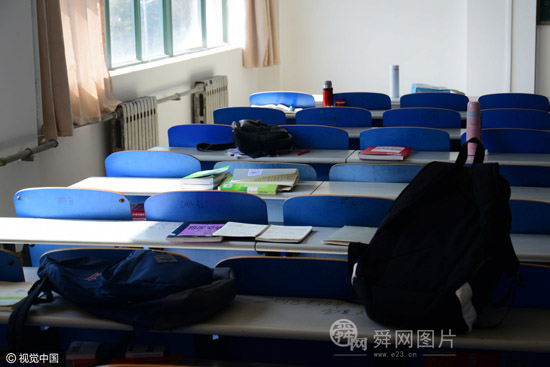 青岛高校考研生掀起占座热潮 自习室内“一座难求”