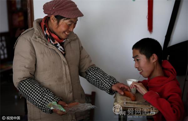 威海母亲照顾“肌无力”儿子11年 为让儿子吃胖垃圾箱捡食物