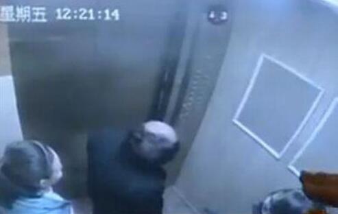 泰安雷诺名郡小区上演电梯惊魂 突降数层4人被困