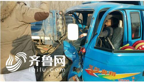 240省道新泰段三车相撞 三轮车司机卡在驾驶室