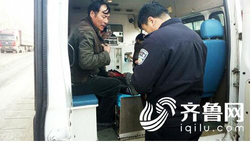 240省道新泰段三车相撞 三轮车司机卡在驾驶室