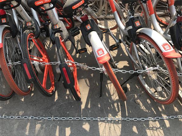 27辆共享单车乱停被锁停车场 因占道停放被临时暂扣