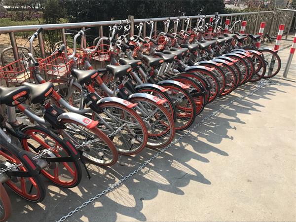 27辆共享单车乱停被锁停车场 因占道停放被临时暂扣