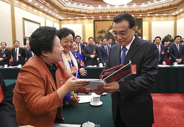 李克强与山东团代表共同审议政府工作报告