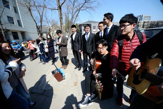 ɽѧµı׷ʽװ˧ Ůڵʹ