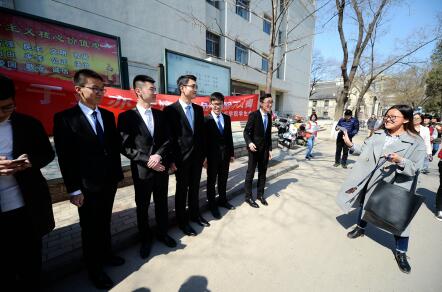 ɽѧµı׷ʽװ˧ Ůڵʹ