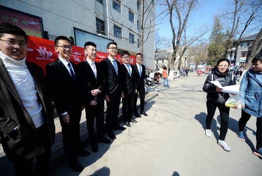 ɽѧµı׷ʽװ˧ Ůڵʹ