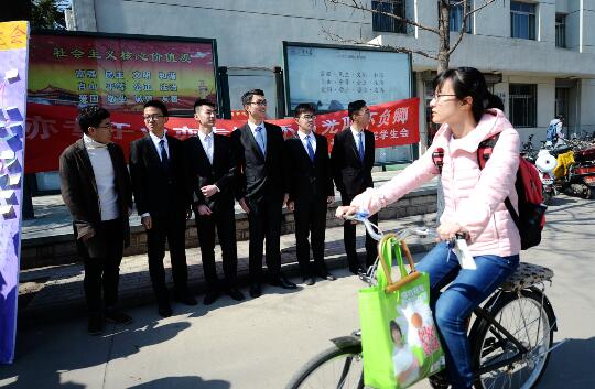 ɽѧµı׷ʽװ˧ Ůڵʹ