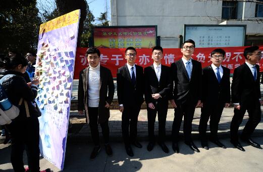 ɽѧµı׷ʽװ˧ Ůڵʹ