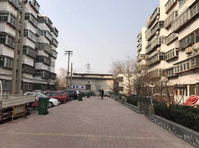 济南贵都花园楼间违建被拆 绿化后改为居民活动区(图)