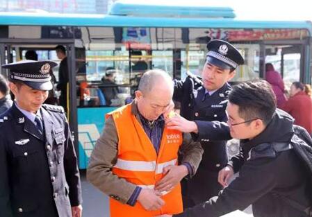 摆摊老李有了新工作成单车秩序维护员 曾把单车叠罗汉