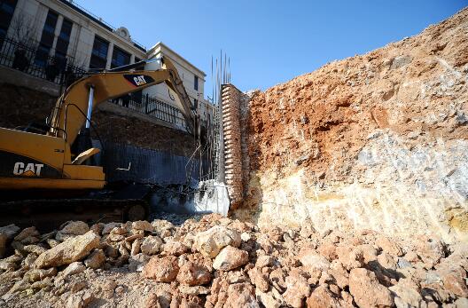 中海别墅区违建开始拆了！业户开挖4000余平“地宫”