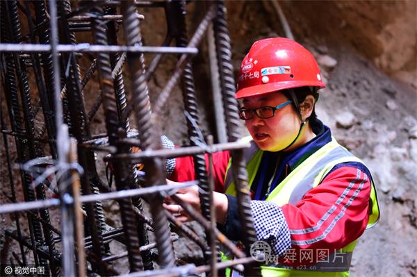 青岛：隧道里的女工程师 上下班爬30米天梯
