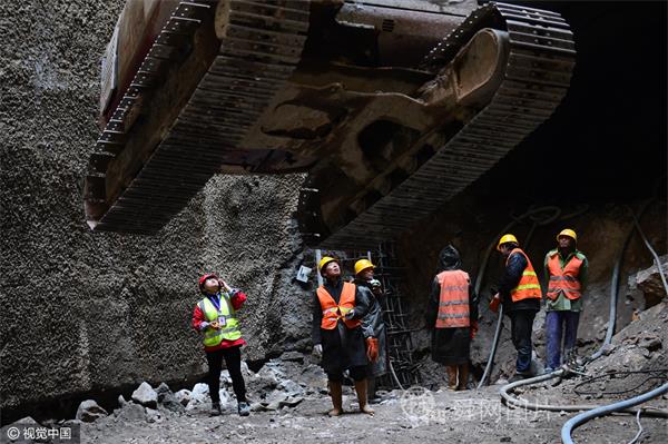 青岛：隧道里的女工程师 上下班爬30米天梯