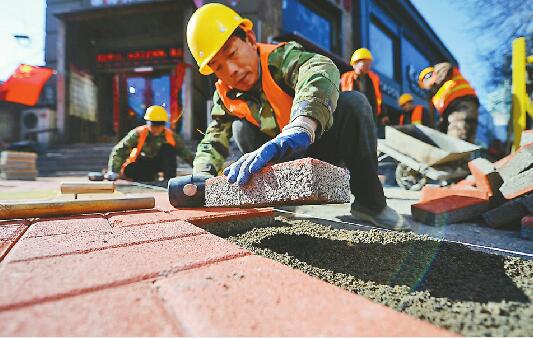 济南泺源大街新铺“海绵”地砖 更换检查井盖137座