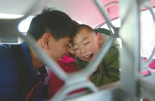 小启航赴京看病 “蜘蛛侠”激动难眠