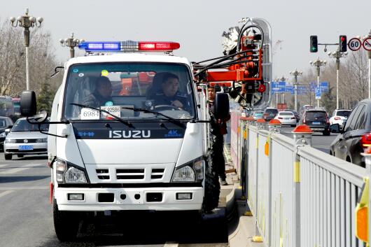 厉害了！槐荫区引进“变形金刚” 专门清洗马路护栏