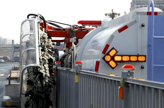 厉害了！槐荫区引进“变形金刚” 专门清洗马路护栏