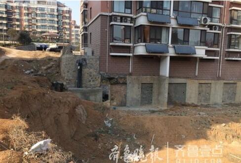 红山圣都小区居民楼挖大坑露出架空层 开发商迟迟不回填