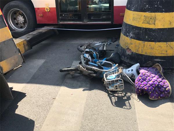 解放东路发生车祸：公交车撞上电动车 造成一死一伤