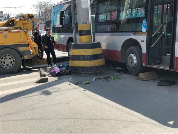 解放东路发生车祸：公交车撞上电动车 造成一死一伤