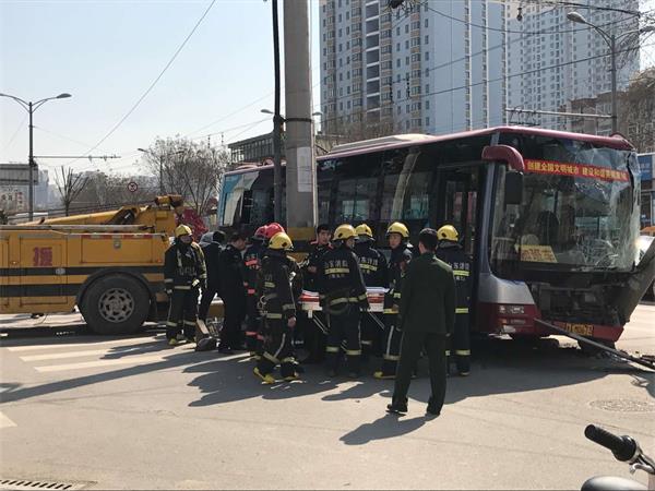 解放东路发生车祸：公交车撞上电动车 造成一死一伤