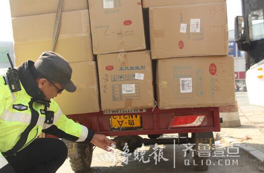 亏大了！济南小伙持C1证驾倒车牌三轮 被记24分罚500