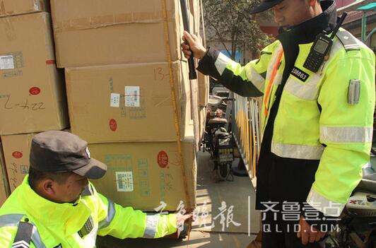 亏大了！济南小伙持C1证驾倒车牌三轮 被记24分罚500