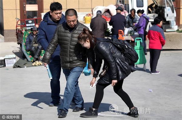 山东威海：女大学生卖皮具护养油 半天为300多人擦鞋