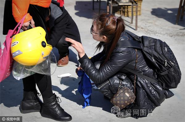 山东威海：女大学生卖皮具护养油 半天为300多人擦鞋