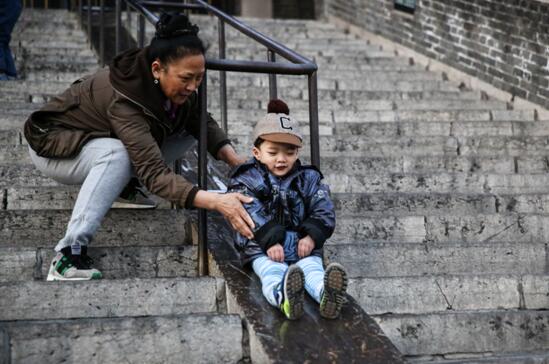 济南：大明湖北极阁石滑梯屁股印有你的功劳吗？