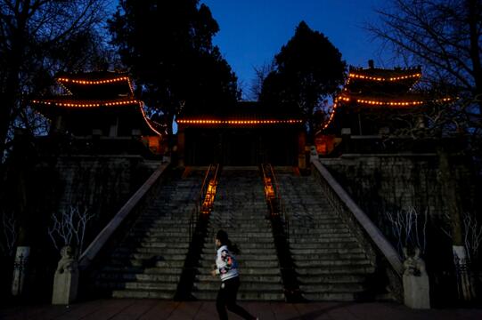 济南：大明湖北极阁石滑梯屁股印有你的功劳吗？
