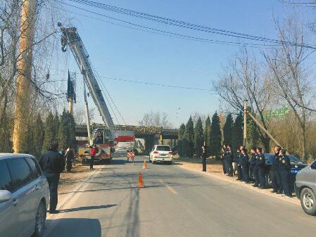 机场路已拆5处单立柱大型户外广告牌 剩余违建广告牌仍在拆除中