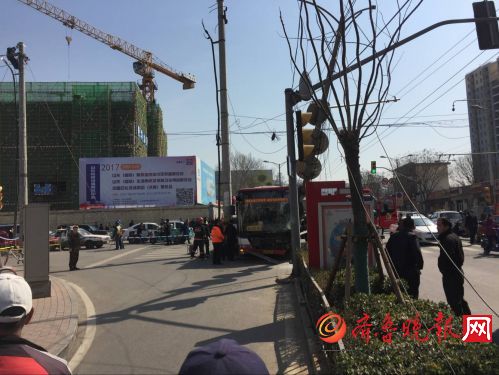 济南一公交与电动车相撞 电线杆被撞倒,老两口一死一昏迷