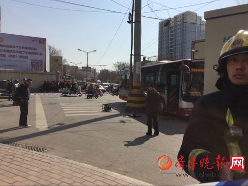 济南一公交与电动车相撞 电线杆被撞倒,老两口一死一昏迷