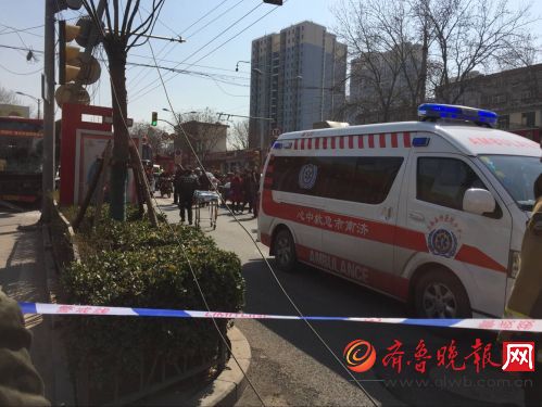 济南一公交与电动车相撞 电线杆被撞倒,老两口一死一昏迷