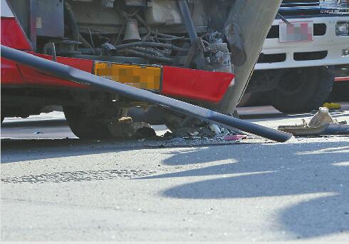 解放东路电动车卷入车底老两口1死1伤 肇事司机被刑拘